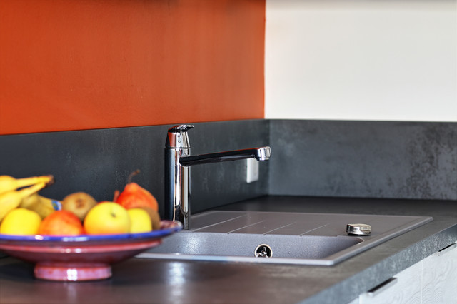 Cuisine Ch&ecirc;ne Blanc, Anthracite et orange moderne-koekken