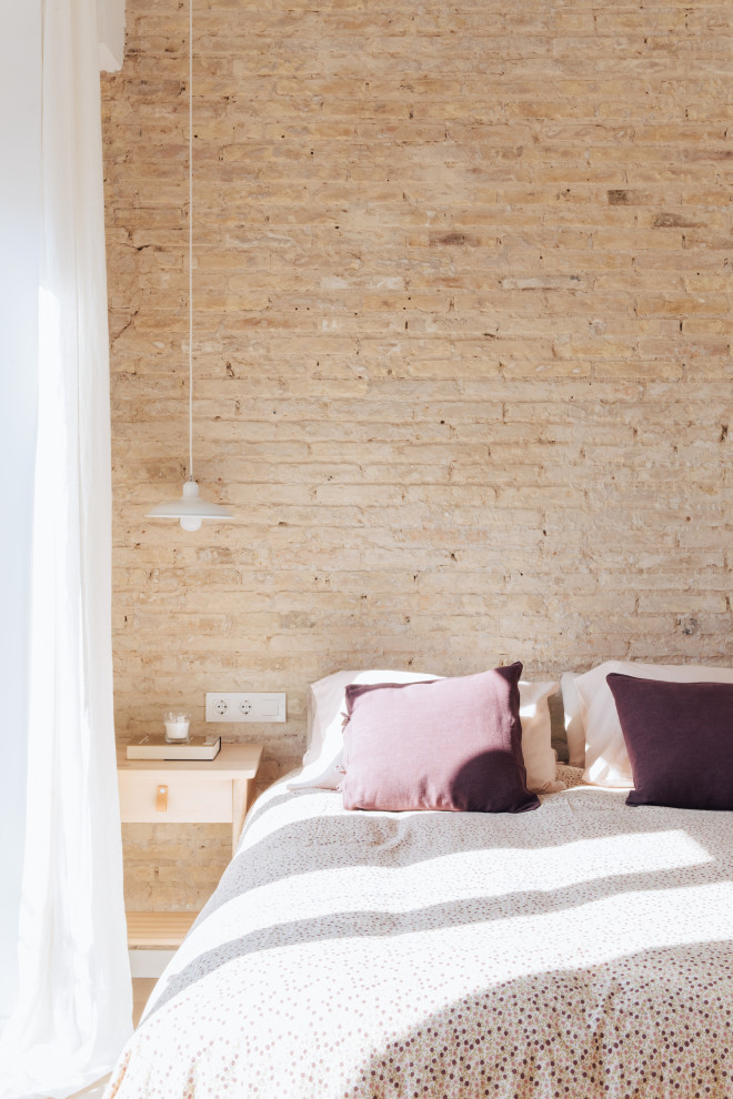 Ejemplo de dormitorio principal urbano pequeño con paredes blancas, suelo laminado, vigas vistas y ladrillo