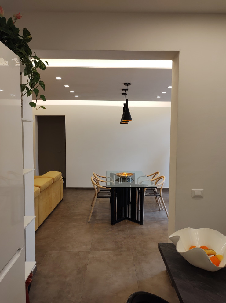 Cette image montre une salle de séjour design de taille moyenne et ouverte avec un mur blanc, un sol en carrelage de porcelaine, un téléviseur fixé au mur, un sol gris et un plafond décaissé.