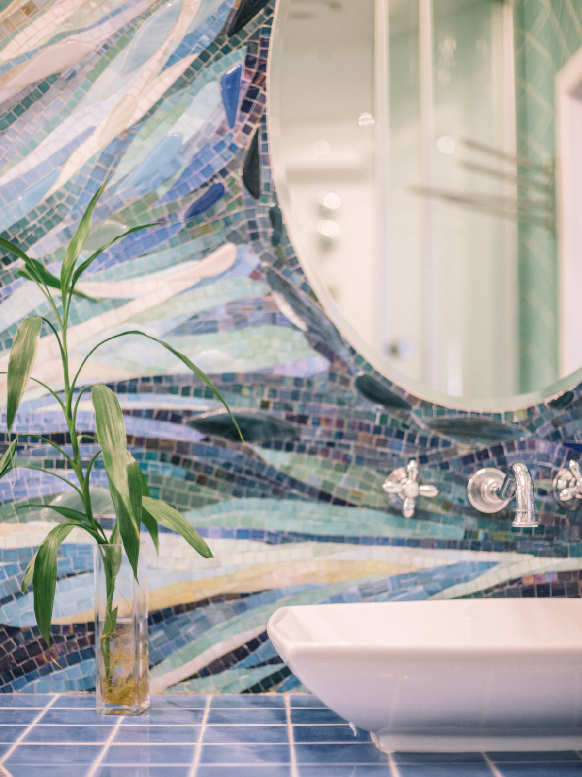 Перепланировка квартиры с радиальной фасадной стеной, авторская мозаика.