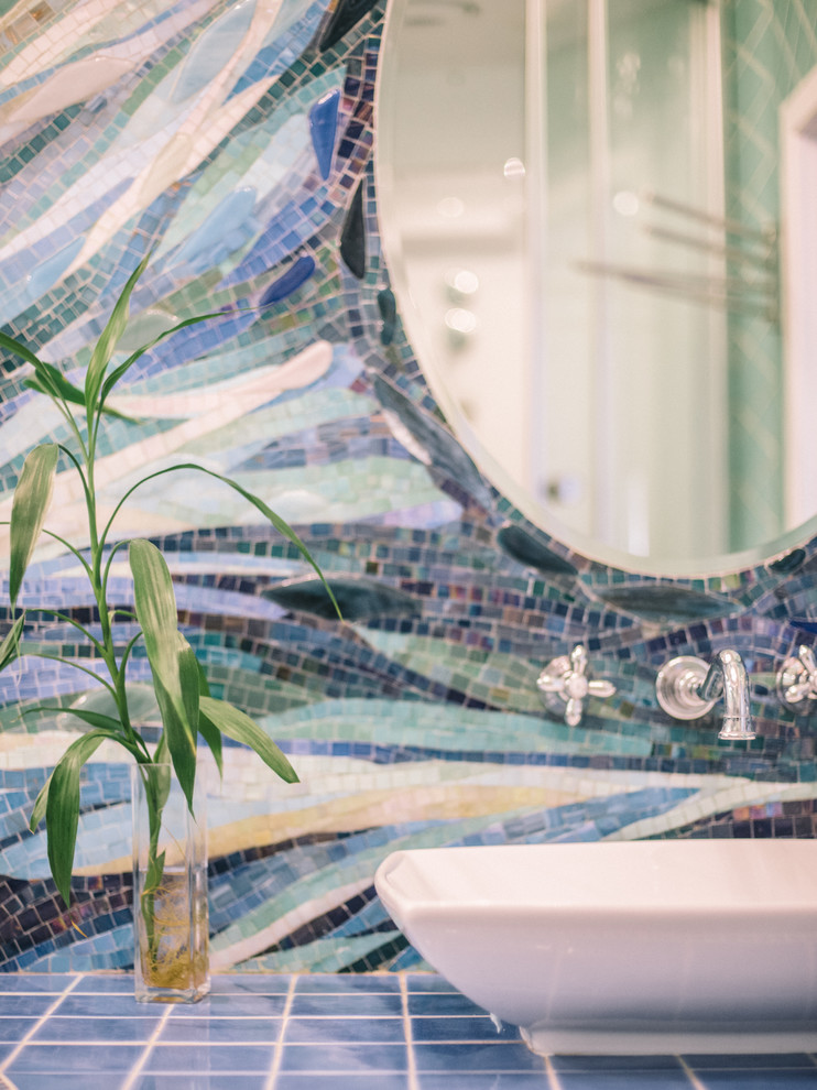 Перепланировка квартиры с радиальной фасадной стеной, авторская мозаика.