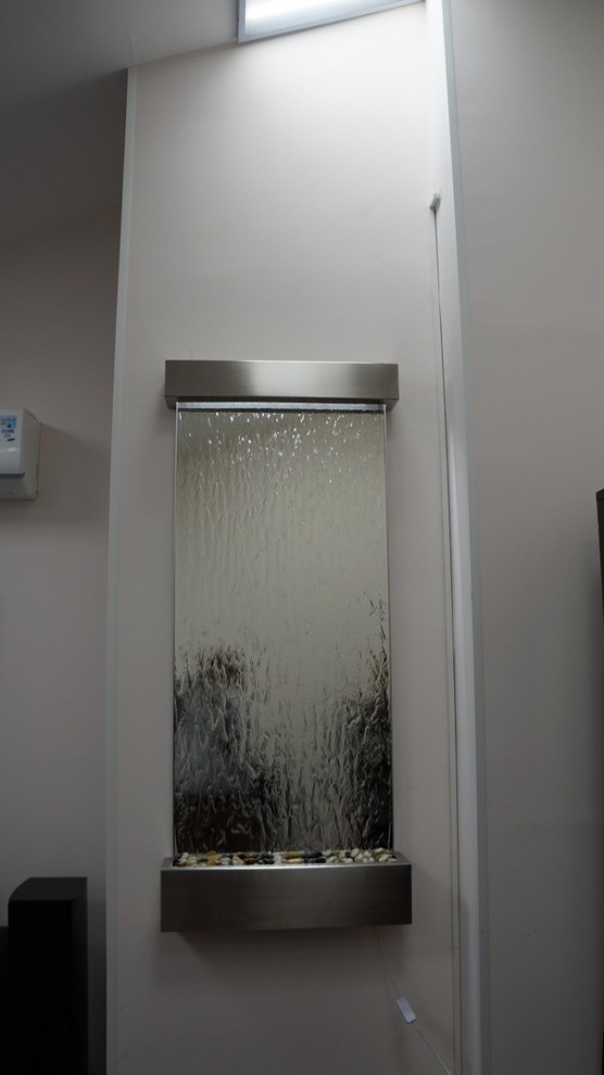 Фото производимой продукции: пузырьковые панели и колонны, интерьерные водопады