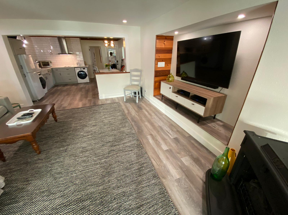 Exempel på ett litet shabby chic-inspirerat vardagsrum, med vita väggar, vinylgolv, en väggmonterad TV och grått golv