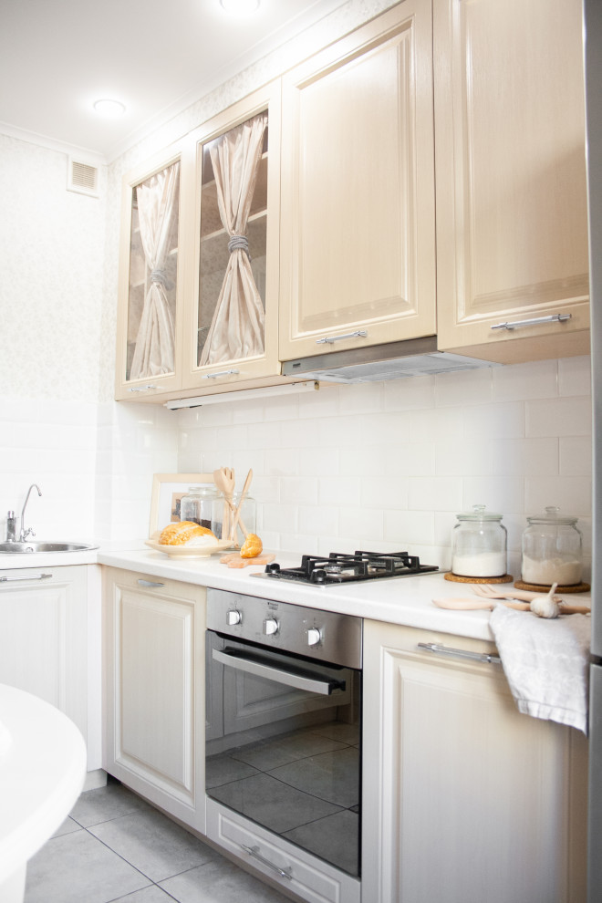 Освежающий и легкий интерьер кухни для семьи из двух человек