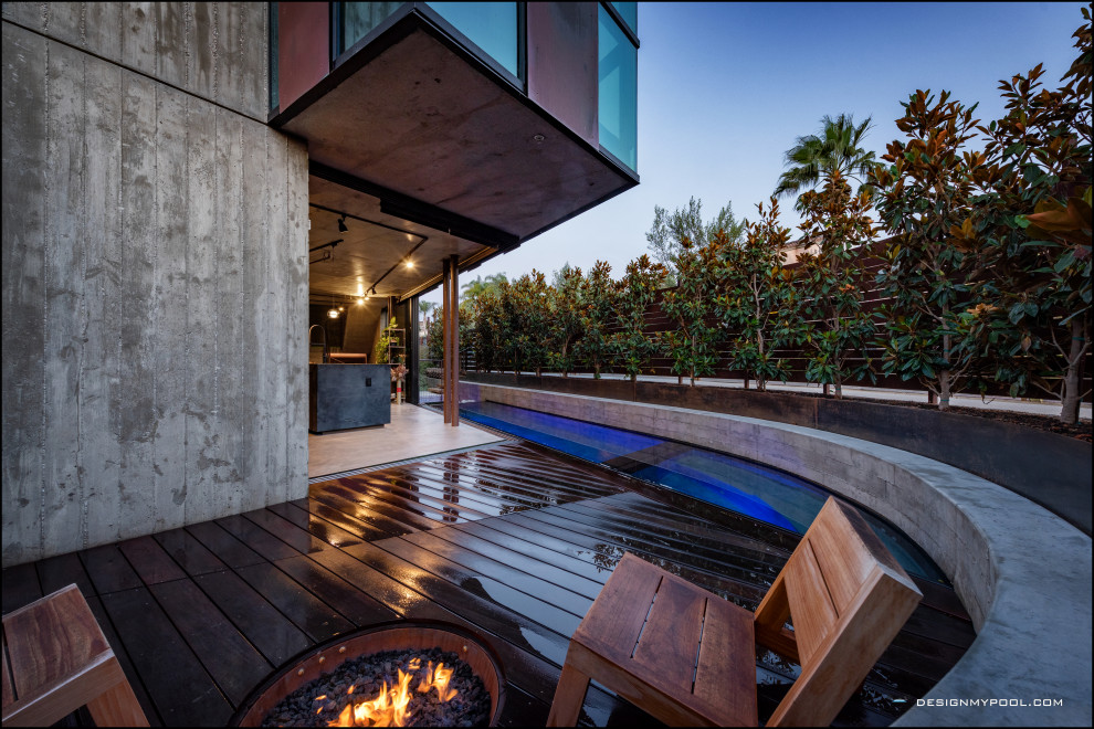 Kleiner Moderner Infinity-Pool hinter dem Haus in individueller Form mit Pool-Gartenbau in Los Angeles