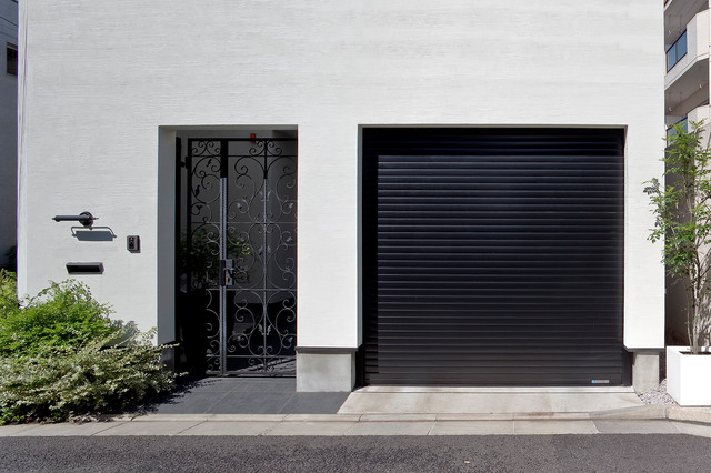 ガレージシャッター 小町様電動 目黒の家 ブラック Moderno Garaje Tokio Houzz