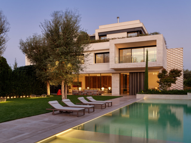 Front Garden & Pool trendy-hus-og-facade