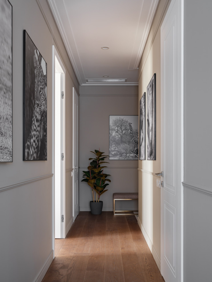 Свежая идея для дизайна: узкий коридор среднего размера в современном стиле с бежевыми стенами, паркетным полом среднего тона, коричневым полом, любым потолком и любой отделкой стен - отличное фото интерьера
