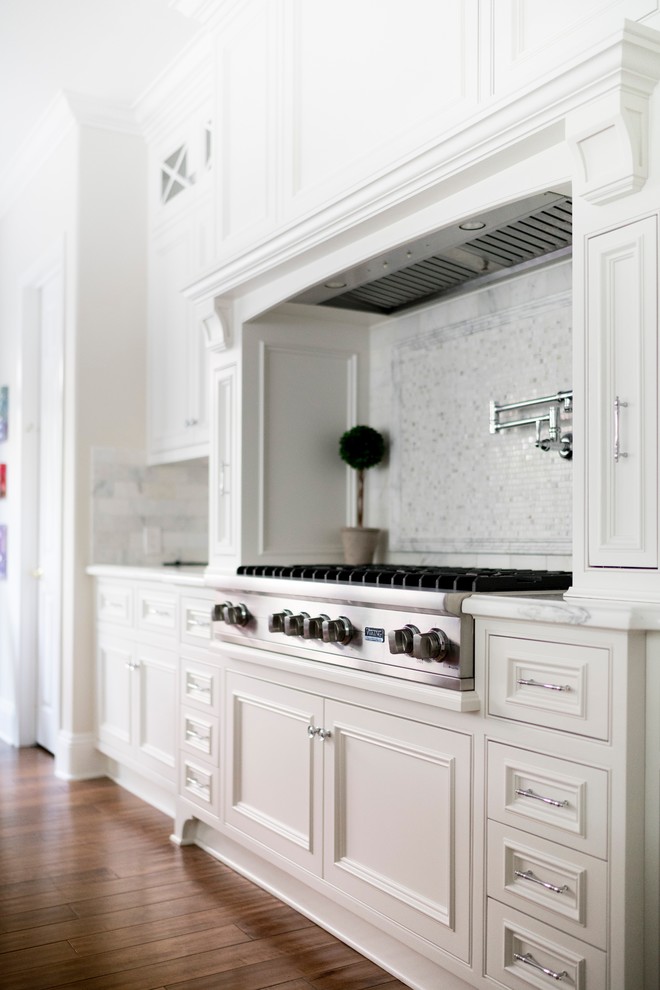 Transitional kitchen photo in Los Angeles