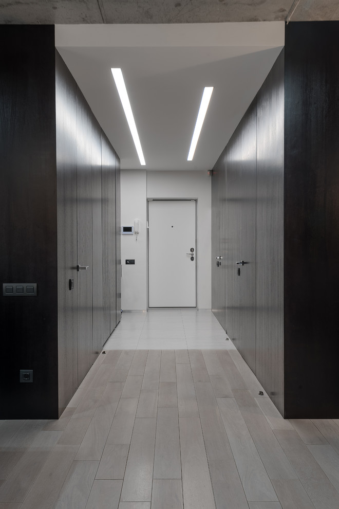Идея дизайна: коридор в современном стиле с черными стенами и светлым паркетным полом