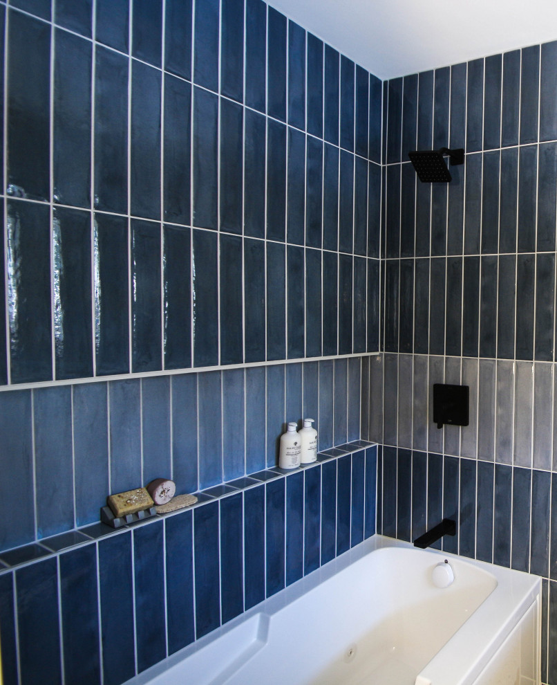 Retro Badezimmer mit Duschbadewanne, Duschvorhang-Duschabtrennung und Wandnische in Sonstige