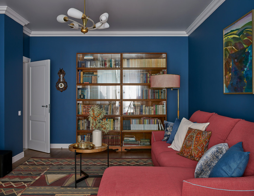Exempel på ett mellanstort eklektiskt separat vardagsrum, med ett bibliotek, blå väggar, mellanmörkt trägolv, en väggmonterad TV och brunt golv