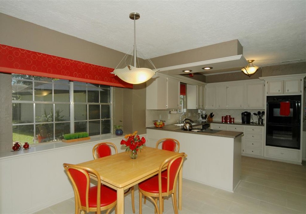 Mid-sized transitional home design photo in Houston