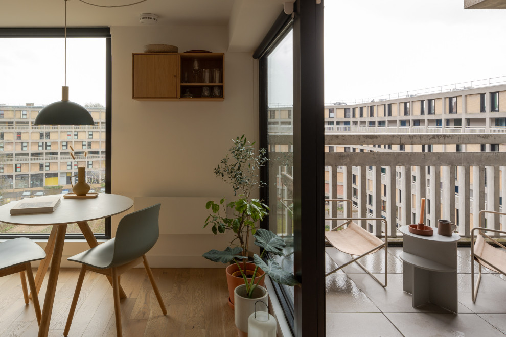 Design ideas for a midcentury balcony in Other.