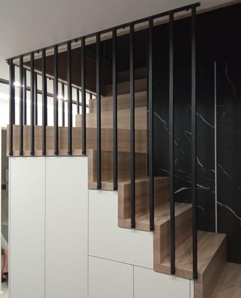 Свежая идея для дизайна: угловая деревянная лестница среднего размера в стиле лофт с деревянными ступенями и металлическими перилами - отличное фото интерьера