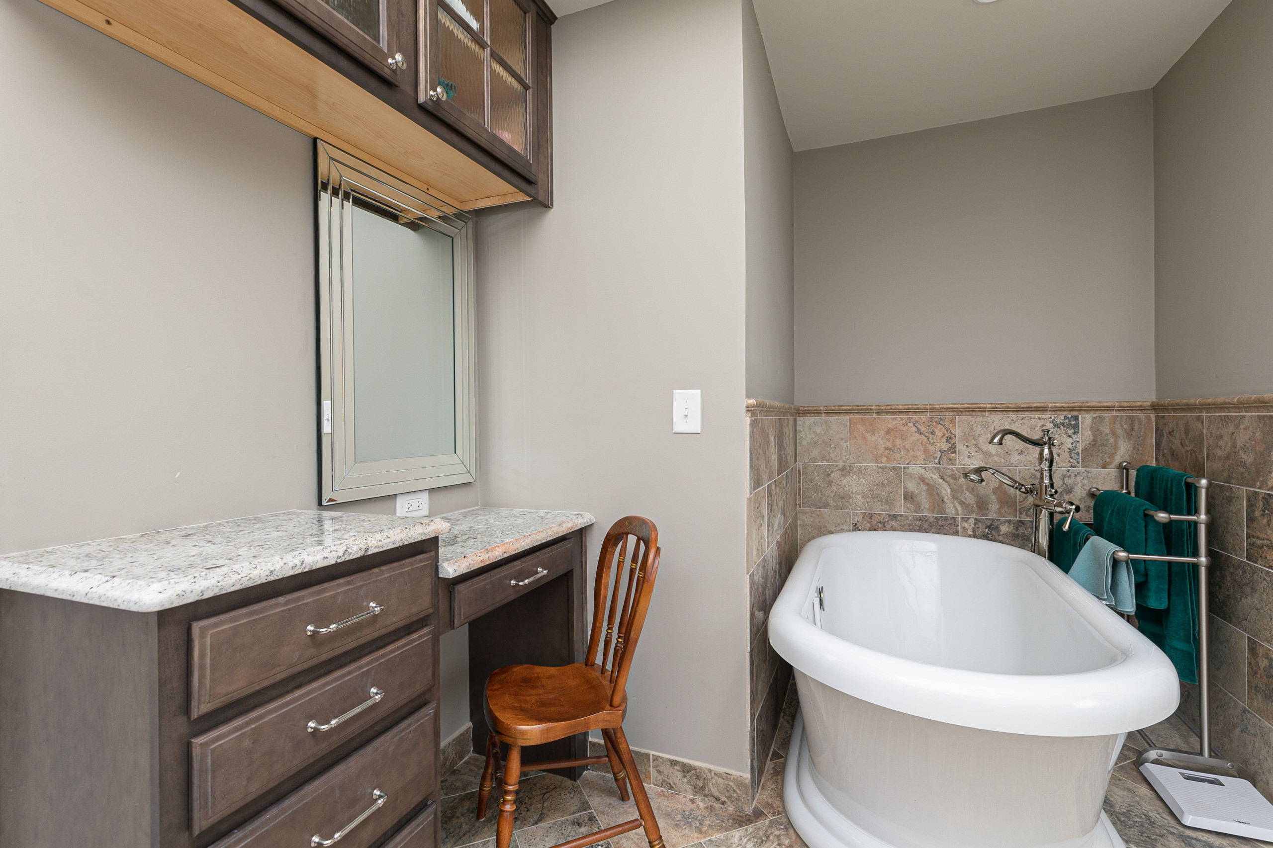 Freestanding Tub & Dressing Vanity