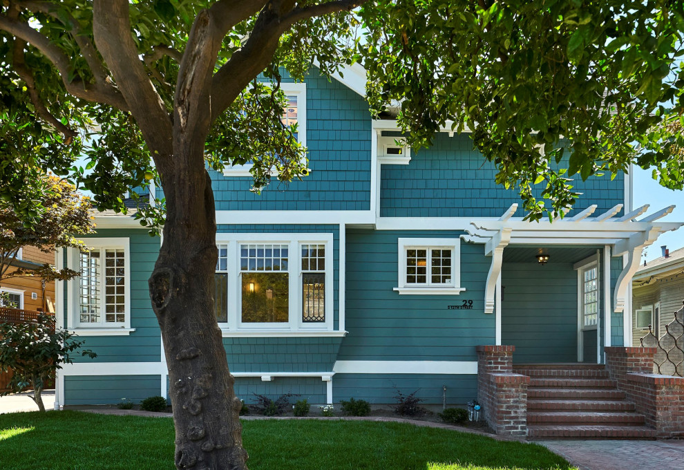 Modelo de fachada de casa azul y marrón de estilo americano grande de dos plantas con revestimiento de madera, tejado a dos aguas, tejado de varios materiales y teja