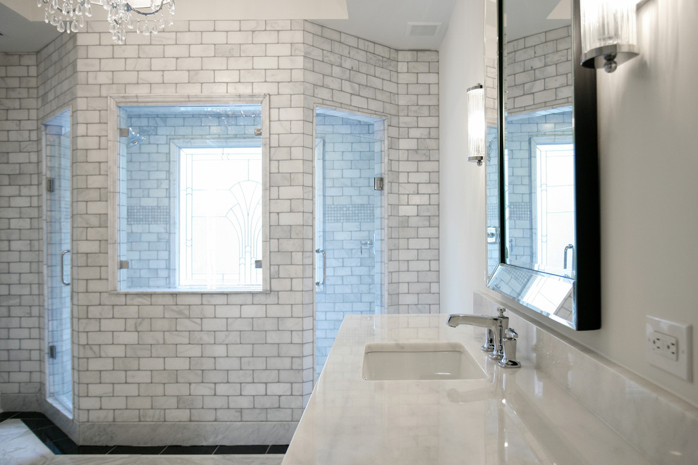 Идея дизайна: главная ванная комната в классическом стиле с двойным душем, белой плиткой, плиткой кабанчик и мраморным полом