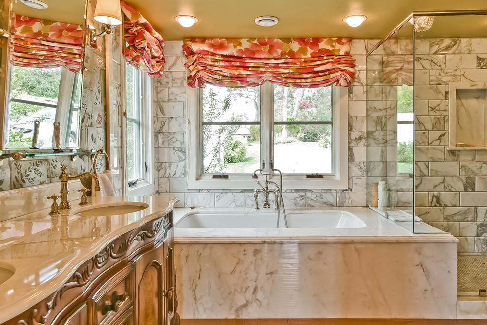 Photo of a traditional bathroom in Los Angeles with subway tile.