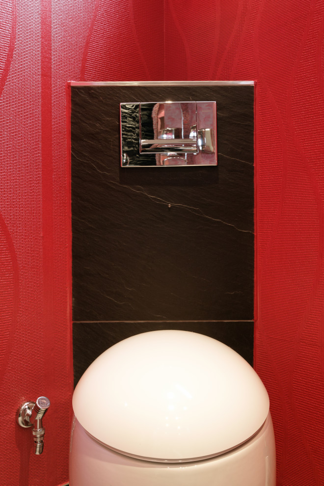 Стильный дизайн: огромный туалет: освещение в восточном стиле с инсталляцией, красной плиткой, стеклянной плиткой, черными стенами, полом из сланца, консольной раковиной, стеклянной столешницей, черным полом, напольной тумбой и многоуровневым потолком - последний тренд