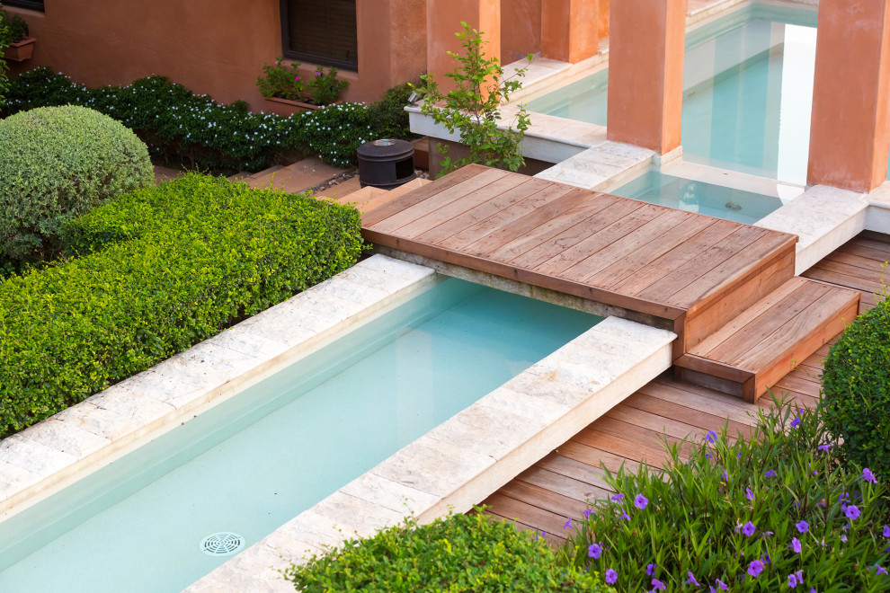 Ispirazione per una piscina monocorsia mediterranea personalizzata di medie dimensioni e dietro casa con paesaggistica bordo piscina e pedane
