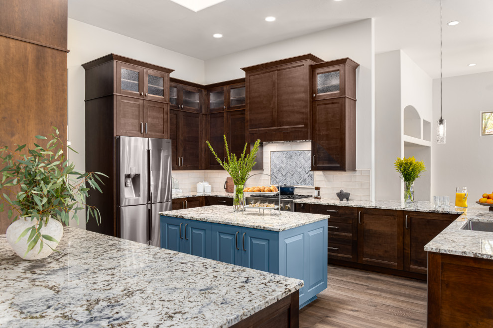 Kitchen - transitional kitchen idea in Phoenix