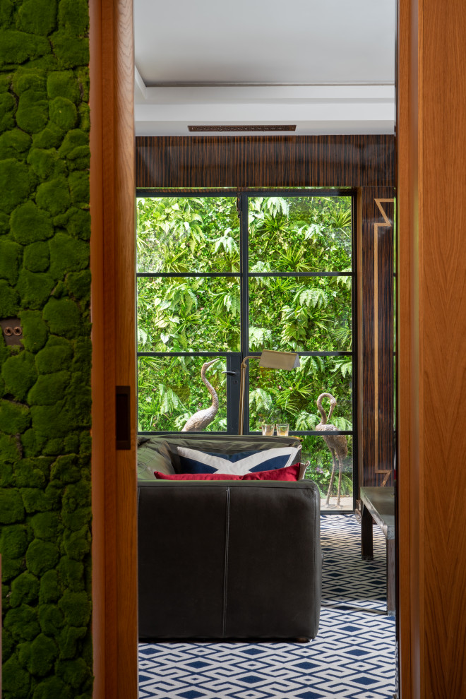 Großes Modernes Souterrain mit Heimkino, grüner Wandfarbe, Teppichboden, weißem Boden, Holzdielendecke und Wandpaneelen in London