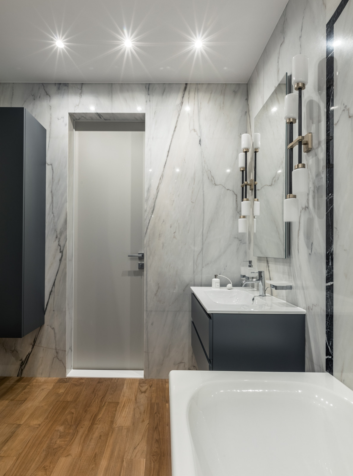 Яркая квартира с элементами из латуни