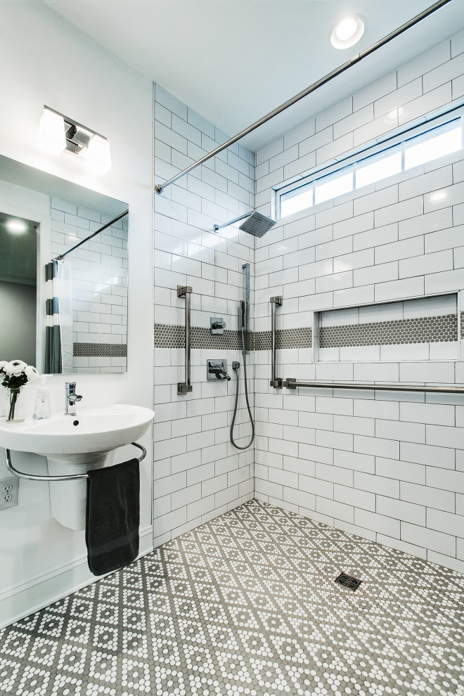 Стильный дизайн: ванная комната среднего размера в стиле неоклассика (современная классика) с душем без бортиков, белой плиткой, керамической плиткой, белыми стенами, полом из керамической плитки, подвесной раковиной, разноцветным полом, шторкой для ванной, нишей, тумбой под одну раковину и подвесной тумбой - последний тренд