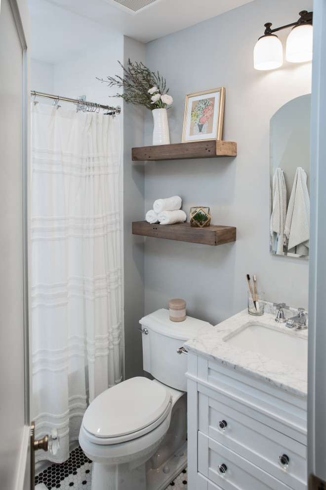 Свежая идея для дизайна: детская ванная комната среднего размера в стиле шебби-шик с фасадами в стиле шейкер, белыми фасадами, ванной в нише, душем над ванной, раздельным унитазом, черно-белой плиткой, керамогранитной плиткой, серыми стенами, полом из мозаичной плитки, врезной раковиной, мраморной столешницей, разноцветным полом, шторкой для ванной, белой столешницей, нишей, тумбой под одну раковину и напольной тумбой - отличное фото интерьера
