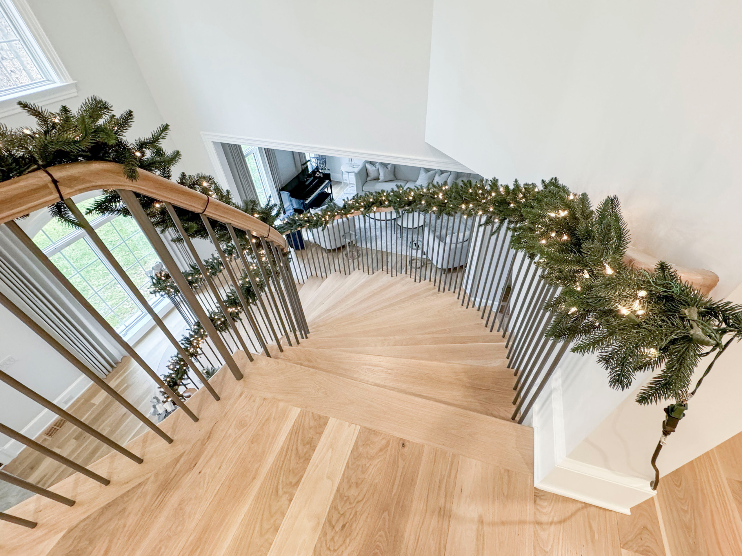 116_Elegant & Eye-catching Curved Staircase, Leesburg VA 20175