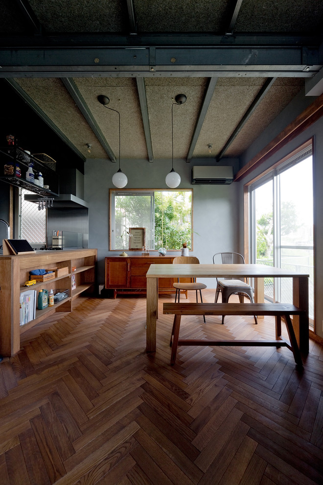 Mid-sized industrial open plan dining in Kobe with grey walls, medium hardwood floors and no fireplace.