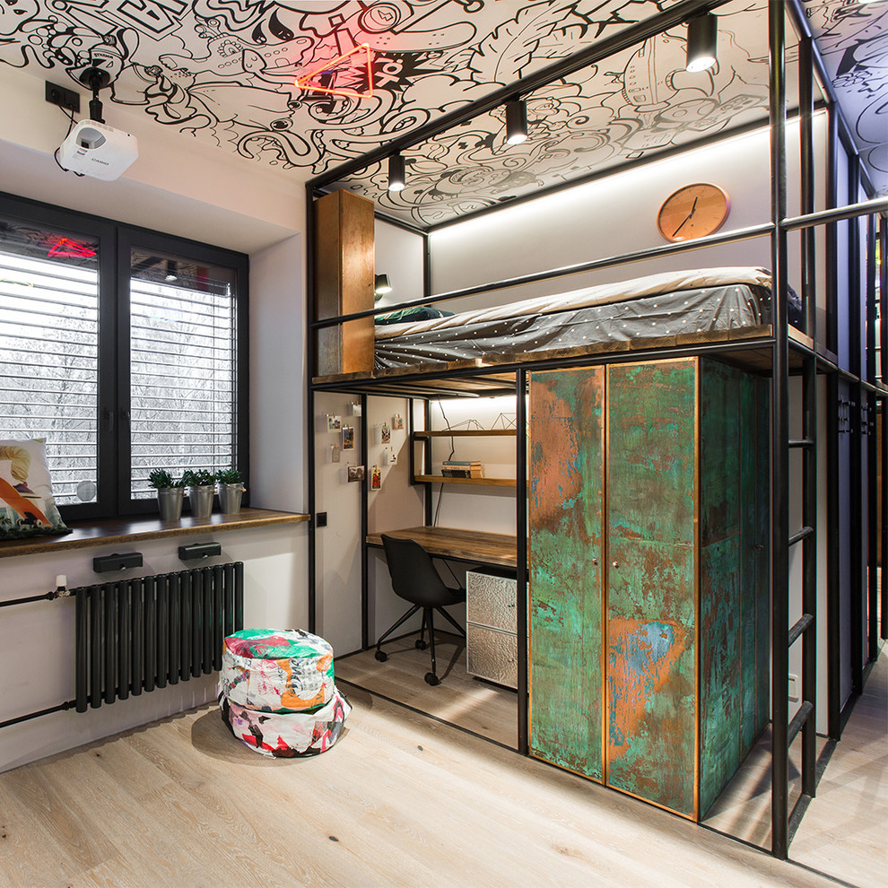 Photo of an industrial gender-neutral kids' room in Moscow with white walls, light hardwood floors and beige floor.