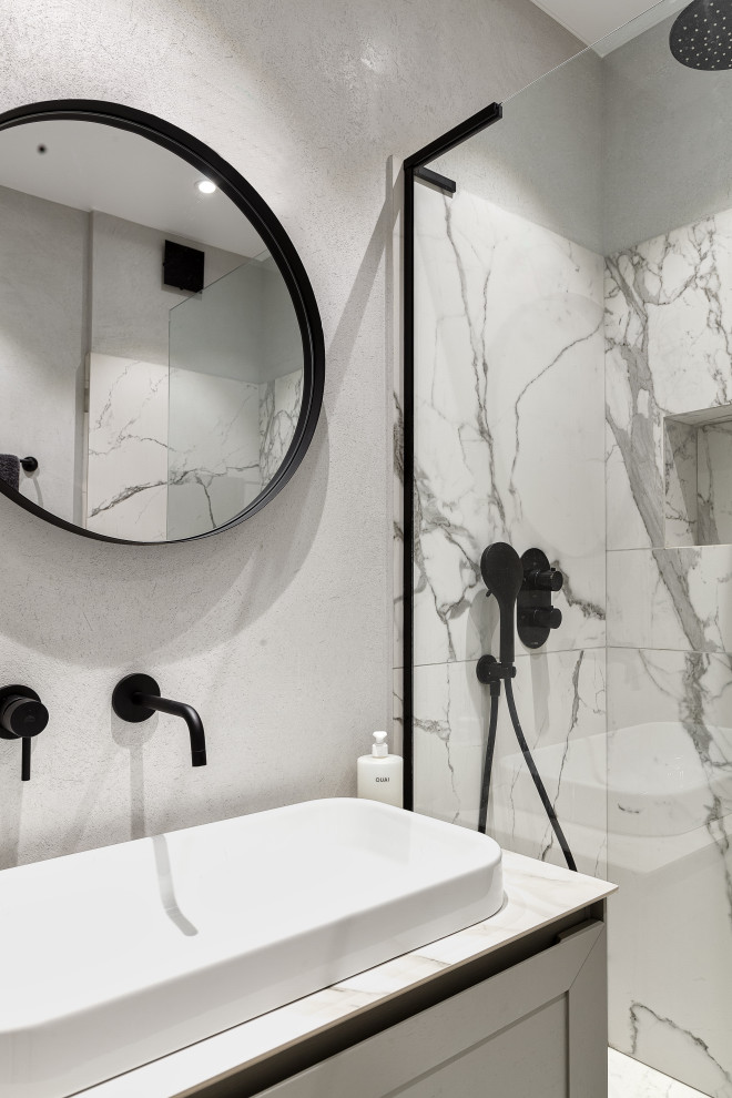 Свежая идея для дизайна: маленькая серо-белая ванная комната в современном стиле с фасадами с выступающей филенкой, серыми фасадами, открытым душем, керамогранитной плиткой, серыми стенами, полом из цементной плитки, душевой кабиной, столешницей из искусственного камня, открытым душем, белой столешницей, тумбой под одну раковину и подвесной тумбой для на участке и в саду - отличное фото интерьера