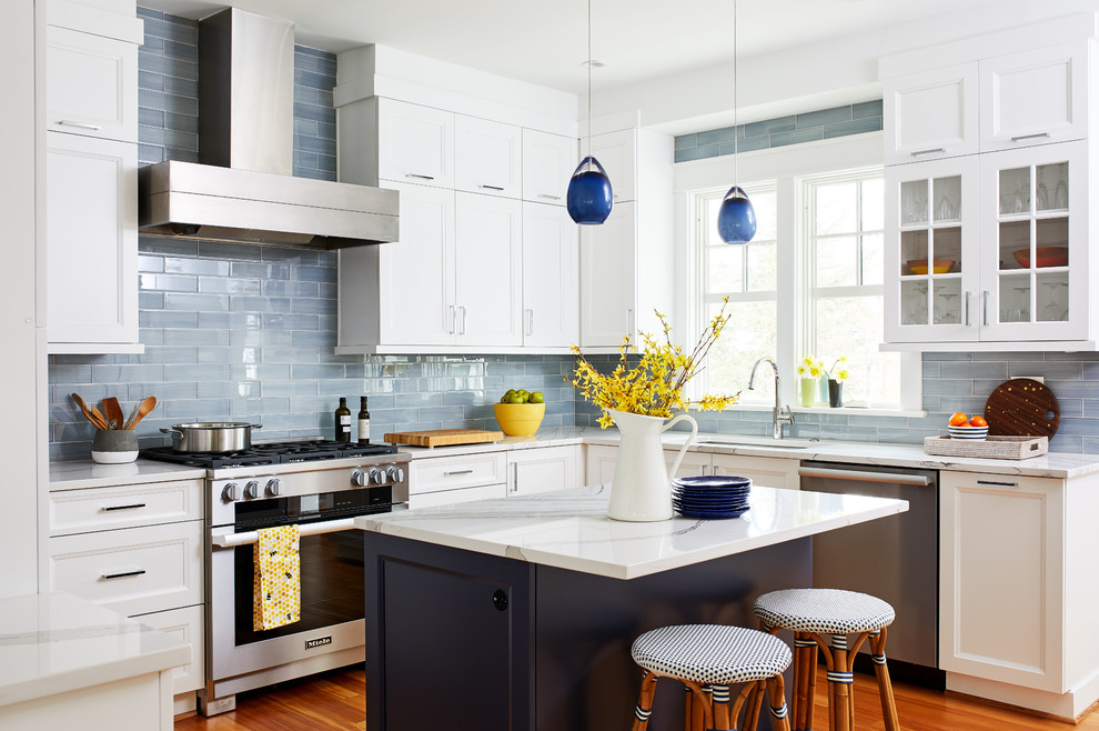 Inspiration for a mid-sized transitional u-shaped eat-in kitchen in DC Metro with an undermount sink, recessed-panel cabinets, white cabinets, quartz benchtops, brown splashback, glass tile splashback, stainless steel appliances, medium hardwood floors and with island.