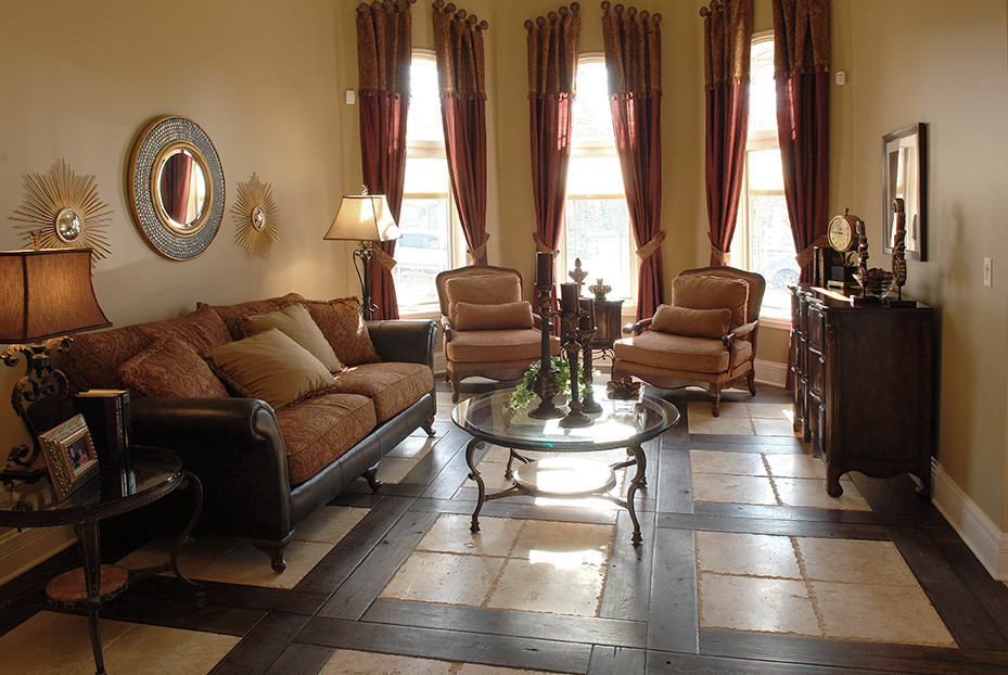 Ispirazione per un soggiorno classico con parquet scuro, pavimento marrone e soffitto a volta