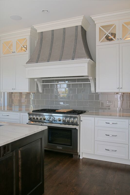 Kitchen - transitional kitchen idea in Chicago