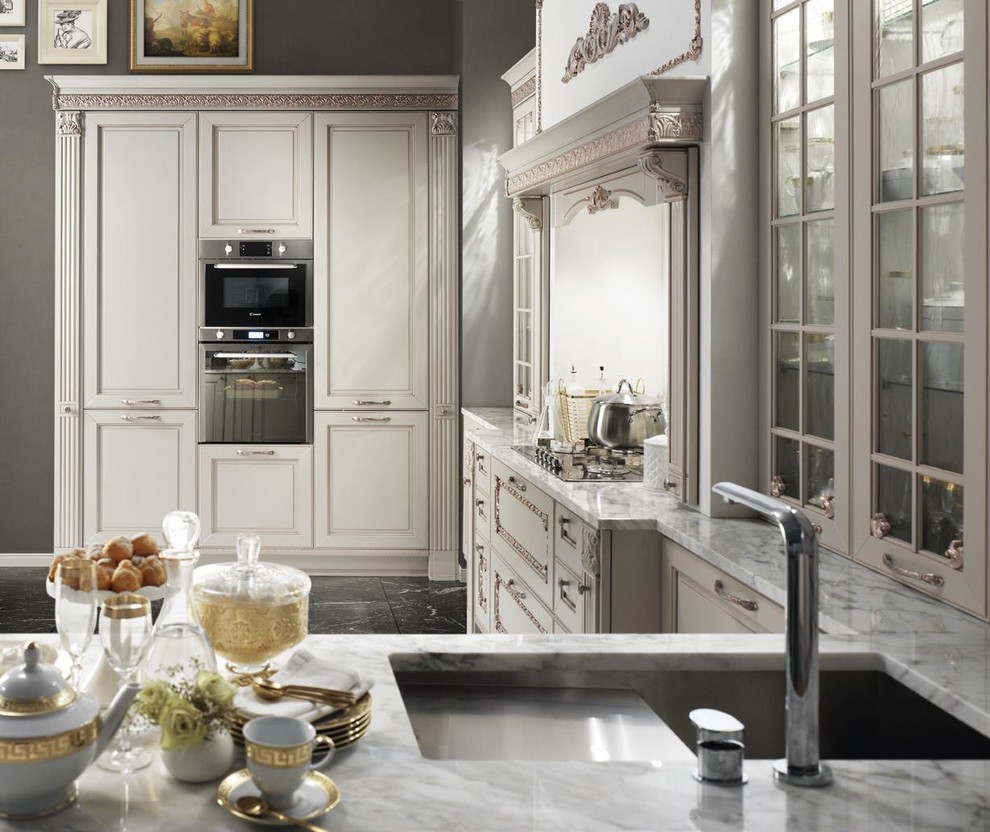Foto di un'ampia cucina chic con ante bianche, top in marmo, paraspruzzi bianco, penisola e pavimento nero