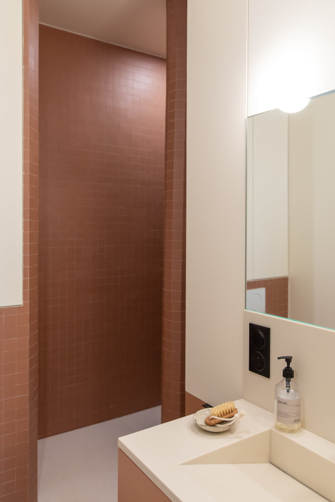 Idéer för ett litet modernt vit badrum med dusch, med möbel-liknande, vita skåp, en hörndusch, en vägghängd toalettstol, röd kakel, keramikplattor, röda väggar, klinkergolv i keramik, ett konsol handfat, bänkskiva i akrylsten, vitt golv och med dusch som är öppen