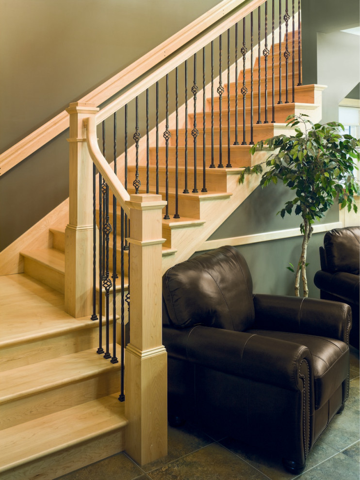 Пример оригинального дизайна: угловая деревянная лестница в классическом стиле с деревянными ступенями и деревянными перилами