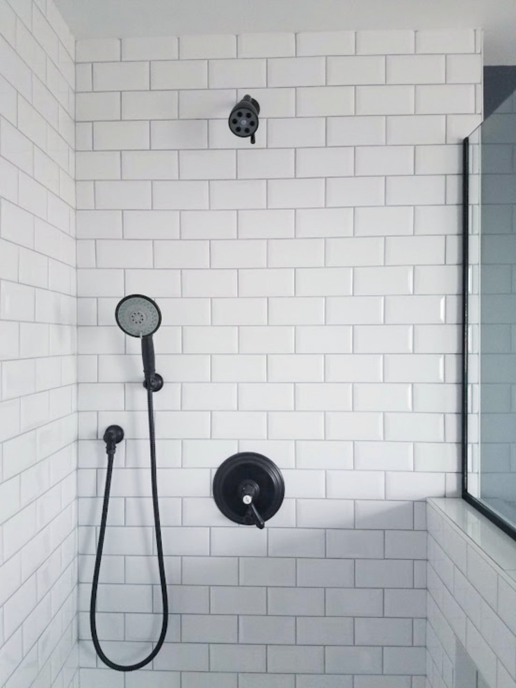 Пример оригинального дизайна: главная ванная комната среднего размера в стиле неоклассика (современная классика) с фасадами с выступающей филенкой, серыми фасадами, душем без бортиков, раздельным унитазом, белой плиткой, керамической плиткой, серыми стенами, полом из мозаичной плитки, накладной раковиной, столешницей из кварцита, белым полом, душем с распашными дверями, белой столешницей, сиденьем для душа, тумбой под две раковины и встроенной тумбой