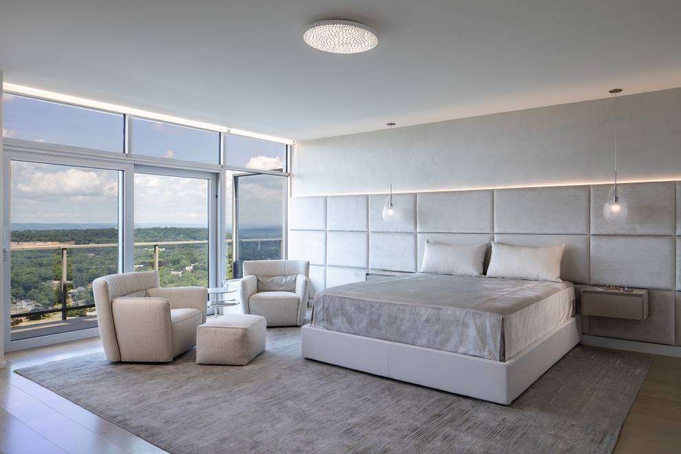 Imagen de dormitorio minimalista con suelo de madera clara