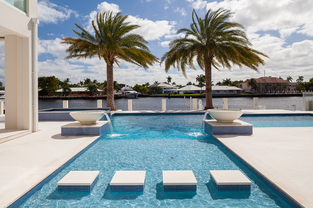 Sunrise Intercoastal contemporaneo-piscina