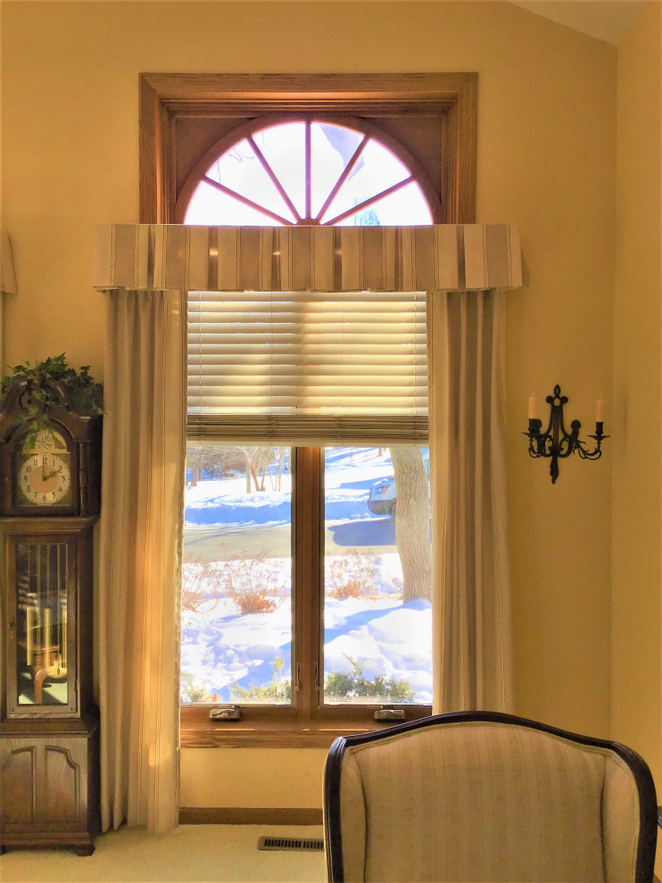 Immagine di un soggiorno tradizionale chiuso con pareti beige, moquette e pavimento beige