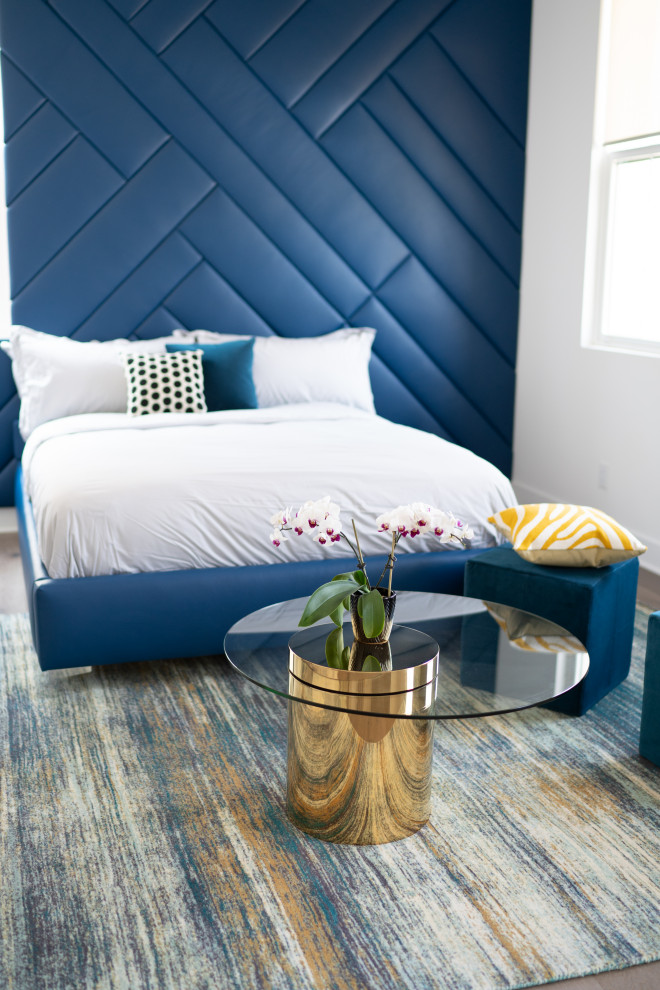 Idéer för ett mellanstort modernt gästrum, med blå väggar, ljust trägolv och brunt golv