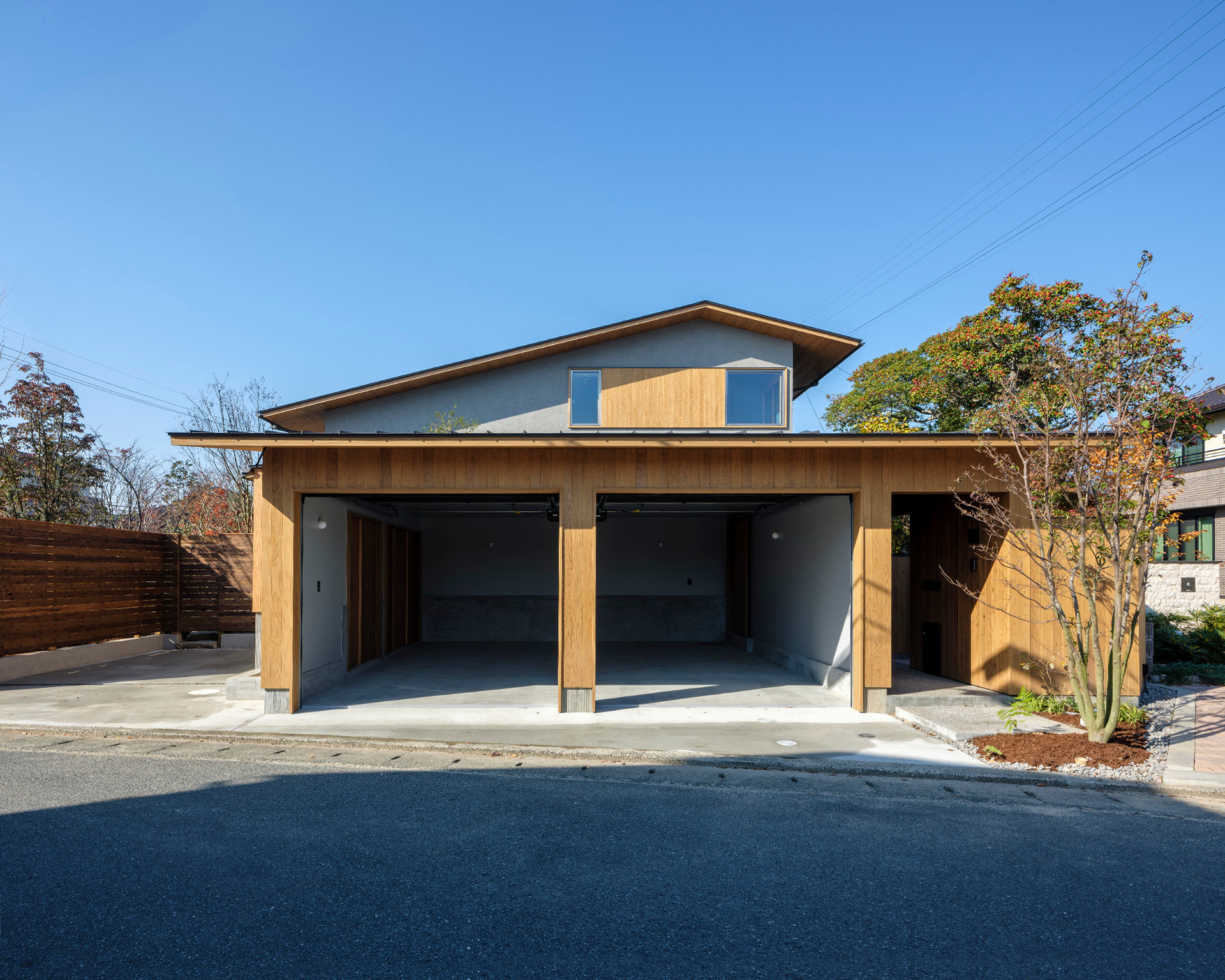 和モダンなおしゃれなガレージの画像 75選 - 2026 年 6月 | Houzz (ハウズ)