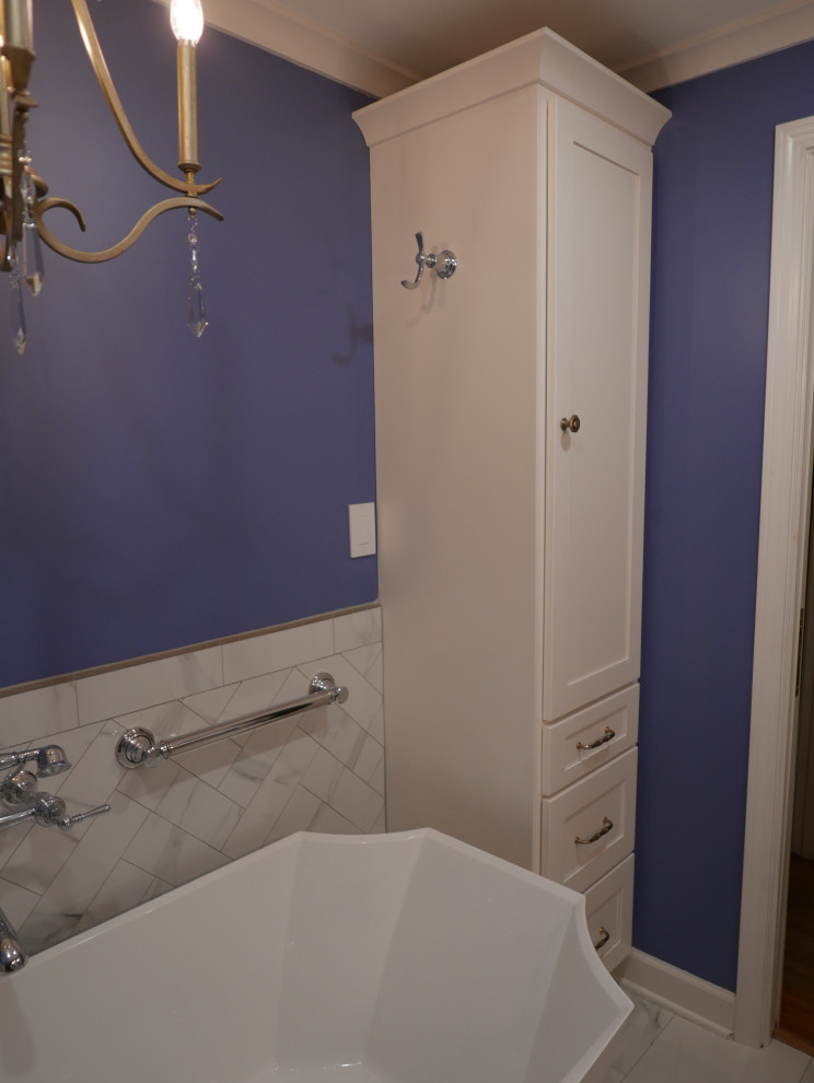 Свежая идея для дизайна: главная ванная комната среднего размера в стиле неоклассика (современная классика) с фасадами в стиле шейкер, белыми фасадами, отдельно стоящей ванной, унитазом-моноблоком, белой плиткой, керамогранитной плиткой, синими стенами, полом из керамогранита, врезной раковиной, столешницей из кварцита, белым полом, разноцветной столешницей, нишей, тумбой под одну раковину и встроенной тумбой - отличное фото интерьера