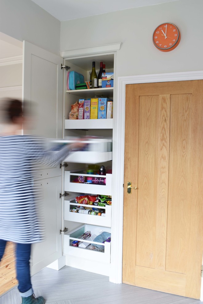 This is an example of a medium sized contemporary kitchen.