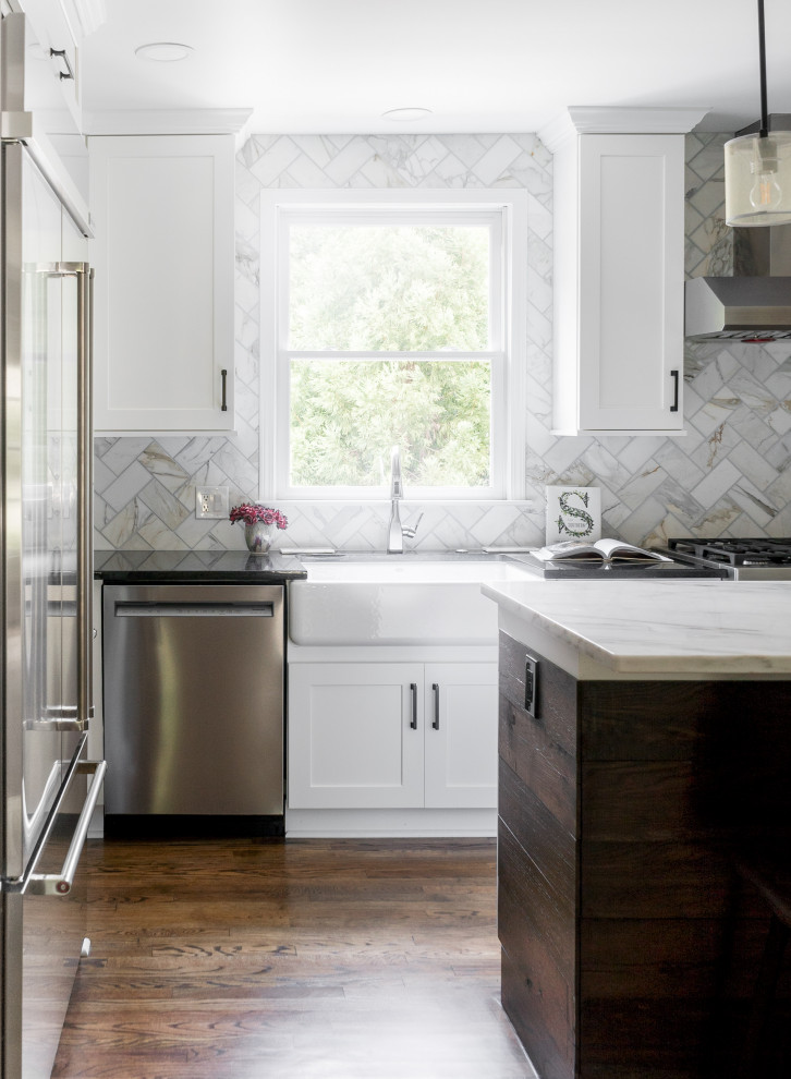Bild på ett mellanstort vintage flerfärgad flerfärgat kök, med en rustik diskho, skåp i shakerstil, vita skåp, marmorbänkskiva, flerfärgad stänkskydd, stänkskydd i marmor, rostfria vitvaror, mellanmörkt trägolv, en köksö och svart golv