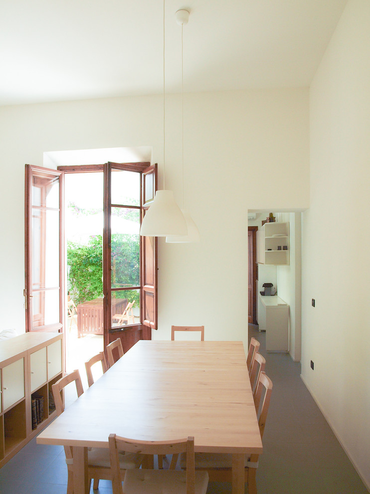 Foto di una sala da pranzo contemporanea di medie dimensioni con pareti bianche e pavimento in gres porcellanato